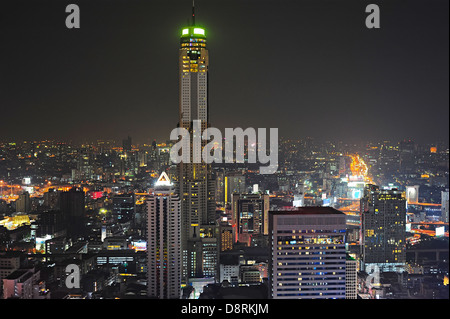Nacht-Skyline von Bangkok mit Baiyoke Sky Hotel, das höchste Hotel in Südost-Asien Stockfoto