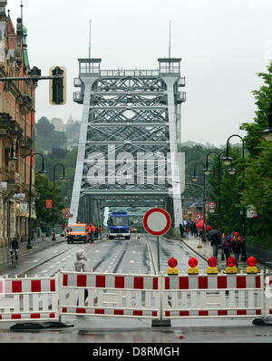 Sterben Sie Brücke "Blaues Wunder" in Dresden (Sachsen) ist am 04.06.2013 anheizt Hochwasser Gesperrt. Der Pegel der Elbe in Dresden lag um 06:45 Bei 7.280 Meter. Nach Prognosen des Umweltministeriums Soll der Pegelstand Noch Weiter Steigen. Foto: Arno Burgi/dpa Stockfoto