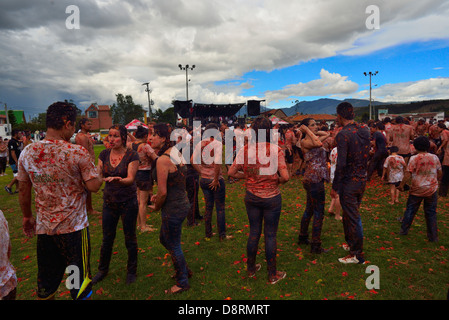 Kolumbianische Festival Tomatina inspiriert, von Burgos in Spanien, Sutamarchan, Boyacá, Kolumbien, Südamerika Stockfoto