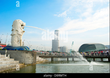 Touristen am Merlion Brunnen vor Esplanade Theater an der Bucht in Singapur Stockfoto