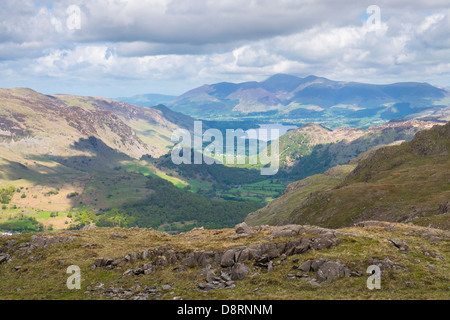 Blick auf Tal Borrowdale, Gipfel der Skiddaw und Derwent Water von Wasdale In the Lake District. Stockfoto