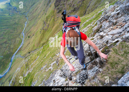 Ein Wanderer Klettern Cam Crag Ridge im Langstrath Tal führt bis zum Gipfel des Wasdale im Lake District, Cumbria. Stockfoto