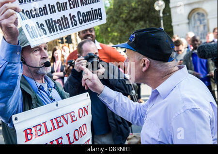 London, UK. 3. Juni 2013. Peter Tatchell führt einen Homo-Ehe-Protest vor dem Westminster, da das Gesetz in das House Of Lords diskutiert wird. Gab es einige "christliche" Zähler Demonstranten aber den Homosexuell Männer Chor hielt die Atmosphäre ruhig. Es gab auch kurze obgenannten Unterstützung von mehreren MP einschließlich Lynne Featherstone, Chris Bryant und Stuart Andrew. Bildnachweis: Guy Bell/Alamy Live-Nachrichten Stockfoto