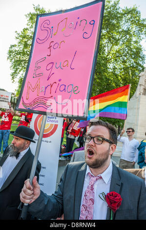 London, UK. 3. Juni 2013. Peter Tatchell führt einen Homo-Ehe-Protest vor dem Westminster, da das Gesetz in das House Of Lords diskutiert wird. Gab es einige "christliche" Zähler Demonstranten aber den Homosexuell Männer Chor hielt die Atmosphäre ruhig. Es gab auch kurze obgenannten Unterstützung von mehreren MP einschließlich Lynne Featherstone, Chris Bryant und Stuart Andrew. Bildnachweis: Guy Bell/Alamy Live-Nachrichten Stockfoto