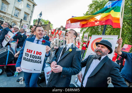 London, UK. 3. Juni 2013. Peter Tatchell führt einen Homo-Ehe-Protest vor dem Westminster, da das Gesetz in das House Of Lords diskutiert wird. Gab es einige "christliche" Zähler Demonstranten aber den Homosexuell Männer Chor hielt die Atmosphäre ruhig. Es gab auch kurze obgenannten Unterstützung von mehreren MP einschließlich Lynne Featherstone, Chris Bryant und Stuart Andrew. Bildnachweis: Guy Bell/Alamy Live-Nachrichten Stockfoto