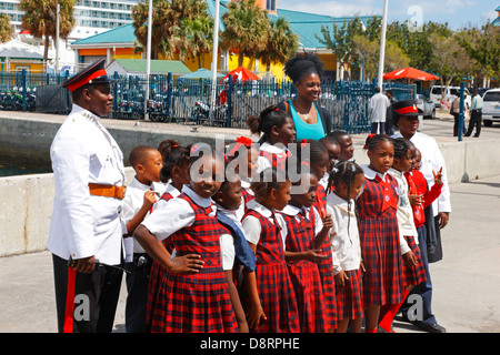 Nassau Paradise Island Schüler und Lehrer vor Büste von Sir Milo Butler in Rawson Square Nassau Stockfoto