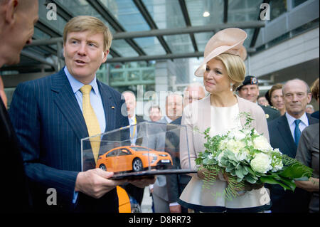 Rüsselsheim, Deutschland. 4. Juni 2013. Dutch King Willem-Alexander (C) und Königin Maxima sind mit Anorange Modell des Hybrid-Autos Opel Ampera Vorstandsvorsitzender der Adam Opel AG, Karl-Thomas Neumann (L) in Rüsselsheim präsentierte. Das niederländische Königspaar ist bei einem zweitägigen Besuch in Deutschland. Foto: NICOLAS ARMER/Dpa/Alamy Live News Stockfoto