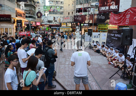 1. Juni 2013, Hong Kong - pro-demokratische Demonstranten versammeln sich am Times Square in Hong Kong, 1. Juni 2013. Einige Demonstranten saß in Demonstration am Samstag anlässlich des bevorstehenden Jubiläums des 4. Juni militärischen Niederschlagung der Demokratiebewegung in Pekings Platz des himmlischen Friedens im Jahr 1989. (Foto: AFLO) Stockfoto