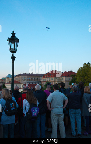 Fallschirmspringen Fallschirmspringen zeigen, während Svatojanske Slavnosti Navalis religiöses Fest Karluv die meisten Prager Karlsbrücke Stockfoto