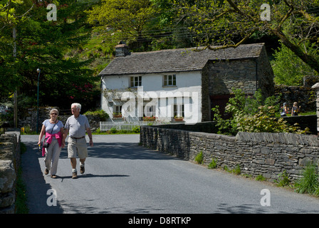 Senior Wanderer in Elterwater Dorf, Langdale, Nationalpark Lake District, Cumbria, England UK Stockfoto