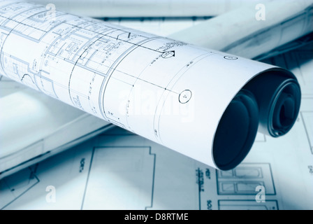Rolledd-Pläne auf dem Tisch oben Stockfoto