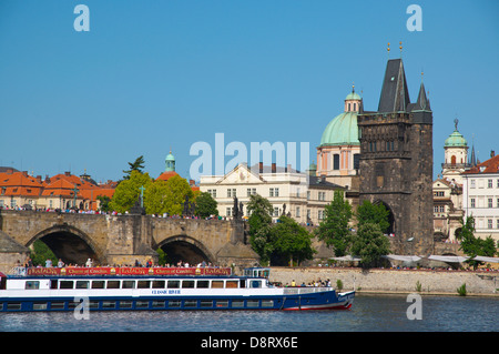 Sightseeing Tourenboot an der Charles Brücke auf Fluss Moldau Prag Tschechische Republik Europa Stockfoto