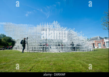 London, UK. 4. Juni 2013. Serpentine Gallery präsentiert 2013 Pavillon 2013 von Multi preisgekrönten japanischen Architekten Sou Fujimoto entworfen. Er ist der dreizehnte und bei 41, jüngste Architekten, die Einladung anzunehmen, eine temporäre Struktur für die Serpentine Gallery zu entwerfen. Die ambitioniertesten architektonischen Programm seiner Art weltweit, die Serpentine jährliche Pavillon Kommission ist eines der am meisten erwarteten Ereignisse im kulturellen Kalender. Bildnachweis: Piero Cruciatti/Alamy Live-Nachrichten Stockfoto