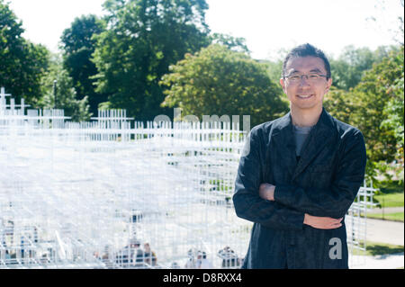 London, UK. 4. Juni 2013. Serpentine Gallery präsentiert 2013 Pavillon 2013 von Multi preisgekrönten japanischen Architekten Sou Fujimoto entworfen. Er ist der dreizehnte und bei 41, jüngste Architekten, die Einladung anzunehmen, eine temporäre Struktur für die Serpentine Gallery zu entwerfen. Die ambitioniertesten architektonischen Programm seiner Art weltweit, die Serpentine jährliche Pavillon Kommission ist eines der am meisten erwarteten Ereignisse im kulturellen Kalender. Bildnachweis: Piero Cruciatti/Alamy Live-Nachrichten Stockfoto