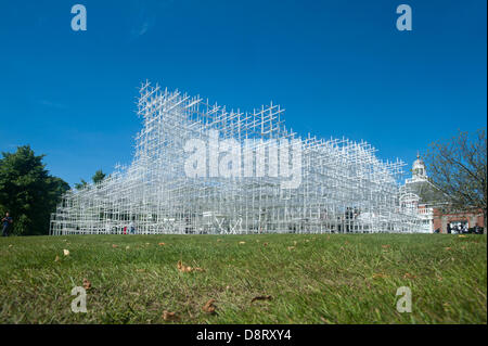 London, UK. 4. Juni 2013. Serpentine Gallery präsentiert 2013 Pavillon 2013 von Multi preisgekrönten japanischen Architekten Sou Fujimoto entworfen. Er ist der dreizehnte und bei 41, jüngste Architekten, die Einladung anzunehmen, eine temporäre Struktur für die Serpentine Gallery zu entwerfen. Die ambitioniertesten architektonischen Programm seiner Art weltweit, die Serpentine jährliche Pavillon Kommission ist eines der am meisten erwarteten Ereignisse im kulturellen Kalender. Bildnachweis: Piero Cruciatti/Alamy Live-Nachrichten Stockfoto