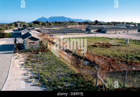 Die maximale Sicherheit Gefängnis Komplex auf Robben Island mit dem Tafelberg im Hintergrund aufragenden Stockfoto