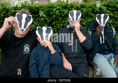 Protest gegen die geplante Keulung der Dachse 1. Juni 2013, Familie mit Dachs Masken Stockfoto