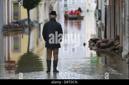 Passau, Deutschland. 4. Juni 2013. Ein Passant steht in der überfluteten Stadt Passau, Deutschland, 4. Juni 2013. Foto: KARL-JOSEF HILDENBRAND/Dpa/Alamy Live News Stockfoto