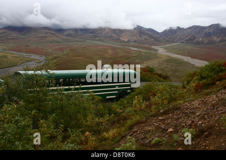 Ein Bus von der Park-Service verwendet, um Besucher auf er Weg nach Wonder Lake im Denali Nationalpark, Alaska, USA gehen Stockfoto