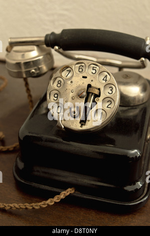 Ein altes Telefon in staubigen und rostigen Zustand. Stockfoto