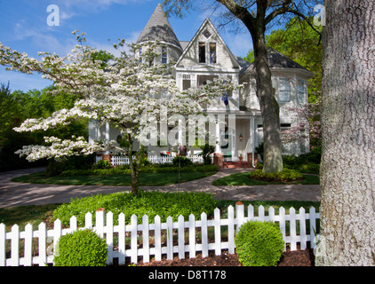 Das Garden House Bed and Breakfast im Zentrum von zeigt Simpsonville, SC USA an einem schönen Frühlingstag mit Hartriegel in voller Blüte. Stockfoto