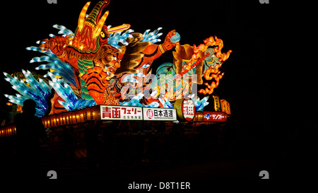 Hell lackiert Papier Laterne schwimmt auf der Parade auf dem Aomori Nebuta Festival, ein Sommerfest, die viele Touristen anzieht Stockfoto