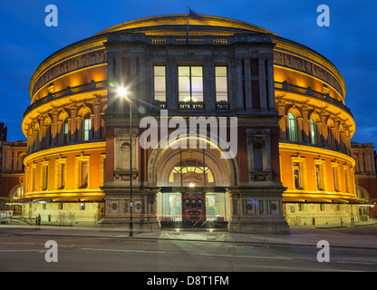 Royal Albert Hall in der Nacht von Kensington Road, South Kensington, London, England Stockfoto