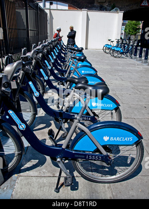 "Boris Bikes" in Shadwell Station, London, England, Vereinigtes Königreich Stockfoto