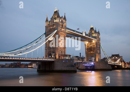 Tower Bridge bei Nacht, London, England Stockfoto