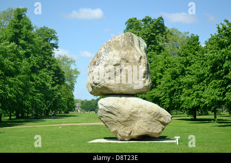Die Skulptur "Rock auf einem anderen Felsen" von Fischli/Weiss, an der Serpentine Gallery in Kensington Gardens, London. Stockfoto