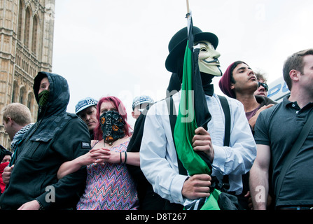 Gruppe von jungen UAF (Unite Against Fascism) Demonstranten Verknüpfung Arme, um zu verhindern, von der Polizei auf verschoben wird. 1. Juni 2013 Stockfoto