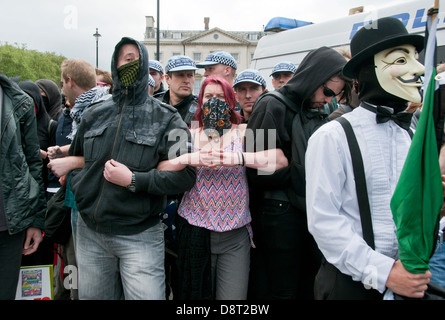 Gruppe von jungen UAF (Unite Against Fascism) Demonstranten Verknüpfung Arme, um zu verhindern, von der Polizei auf verschoben wird. 1. Juni 2013 Stockfoto