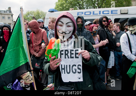 Gruppe von jungen UAF (Unite Against Fascism) Demonstranten Verknüpfung Arme, um zu verhindern, von der Polizei auf verschoben wird. 1. Juni 2013 Stockfoto