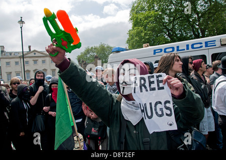 Gruppe von jungen UAF (Unite Against Fascism) Demonstranten Verknüpfung Arme, um zu verhindern, von der Polizei auf verschoben wird. 1. Juni 2013 Stockfoto