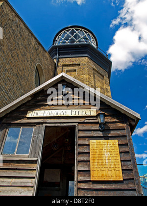 Bogen-Creek-Leuchtturm, Londons einzige Leuchtturm, von der Mündung der Themse und Bogen Creek in Leamouth. Stockfoto