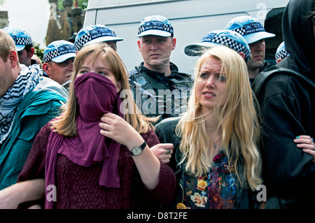 Gruppe von jungen UAF (Unite Against Fascism) Demonstranten Verknüpfung Arm um zu verhindern, von der Polizei auf verschoben wird. 1. Juni 2013 Stockfoto