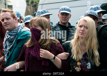 Gruppe von jungen UAF (Unite Against Fascism) Demonstranten Verknüpfung Arm um zu verhindern, von der Polizei auf verschoben wird. 1. Juni 2013 Stockfoto