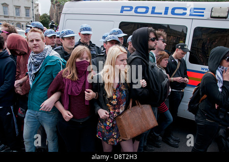 Gruppe von jungen UAF (Unite Against Fascism) Demonstranten Verknüpfung Arm um zu verhindern, von der Polizei auf verschoben wird. 1. Juni 2013 Stockfoto