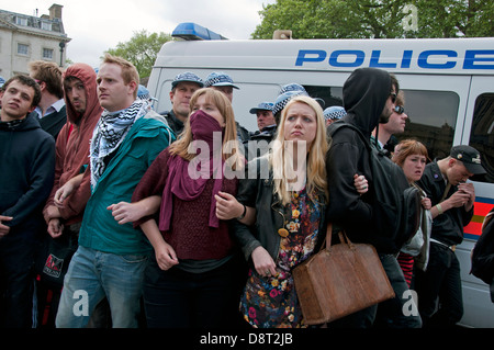 Gruppe von jungen UAF (Unite Against Fascism) Demonstranten Verknüpfung Arm um zu verhindern, von der Polizei auf verschoben wird. 1. Juni 2013 Stockfoto