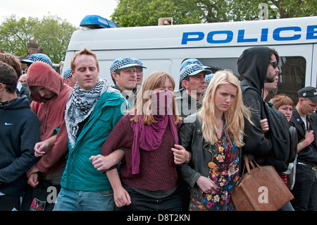 Gruppe von jungen UAF (Unite Against Fascism) Demonstranten Verknüpfung Arm um zu verhindern, von der Polizei auf verschoben wird. 1. Juni 2013 Stockfoto