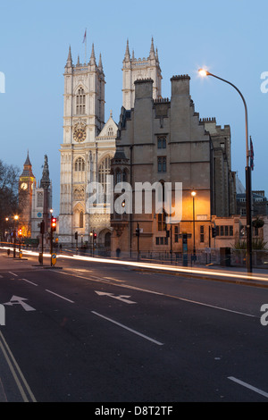 Westminster Abbey in der Nacht von der Victoria Street, London, England Stockfoto