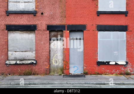 Verfallene terrassierten Gehäuse wartet auf Abriss in Salford, Großbritannien Stockfoto