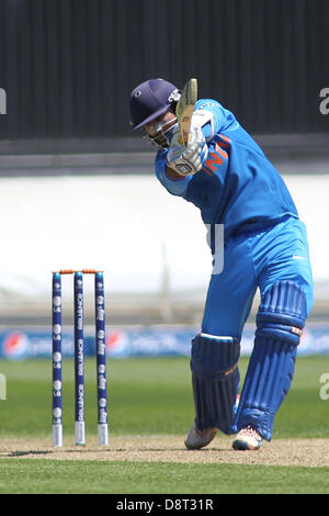 CARDIFF, WALES - Juni 04: Indiens Dinesh Karthik während der ICC Champions Trophy Pre Turnier internationalen Cricket-Match zwischen Indien und Australien in Cardiff Wales Stadium Aufwärmen am 4. Juni 2013 in Cardiff, Wales. (Foto von Mitchell Gunn/ESPA) Stockfoto