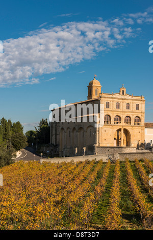 Notre Dame de Grace und Weinberg, Gignac, Hérault, Languedoc Roussillon, Frankreich Stockfoto