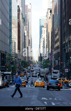 Straßenszene in der Mitte Third Avenue in Midtown Manhattan, New York, NY, USA. Stockfoto