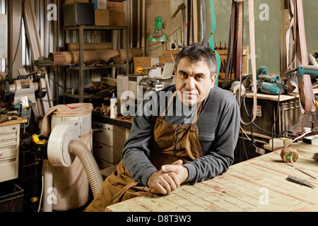 Handwerker, die sitzen in Werkstatt Stockfoto