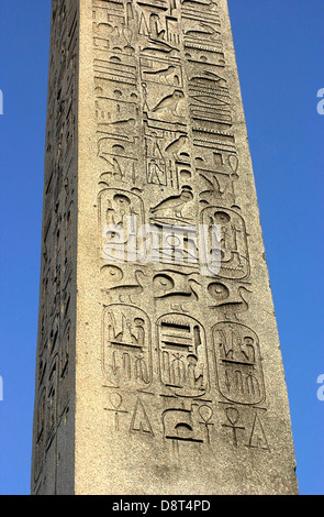 Hieroglyphen auf der alten ägyptischen Obelisk von Luxor auf dem Place de la Concorde, Paris. Digitale Fotografie Digitale Fotografie Stockfoto