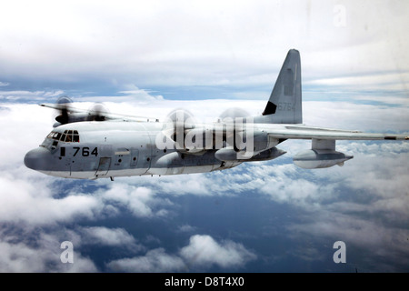 Ein KC-130J Hercules mit Marine Aerial auftankenden Transport-Geschwader 252 Kreuzfahrten neben Fellow Hercules von das Geschwader während des Dirigierens Flugmuster Training Luft Betankung über North Carolina 22 Mai. Ca. 13 Marines und zwei KC- Stockfoto