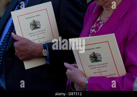 Westminster, London, UK. 4. Juni 2013. Ihre Majestät Königin Elizabeth II ist der 60. Jahrestag der ihrer Krönung mit einem Service in der Westminster Abbey, die von Mitgliedern der königlichen Familie besucht wurde und 2000 Gäste Credit: Amer Ghazzal/Alamy Live-Nachrichten Stockfoto