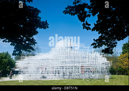 London, UK. 4. Juni 2013. Serpentine Gallery präsentiert 2013 Pavillon 2013 von Multi preisgekrönten japanischen Architekten Sou Fujimoto entworfen. Er ist der dreizehnte und bei 41, jüngste Architekten, die Einladung anzunehmen, eine temporäre Struktur für die Serpentine Gallery zu entwerfen. Die ambitioniertesten architektonischen Programm seiner Art weltweit, die Serpentine jährliche Pavillon Kommission ist eines der am meisten erwarteten Ereignisse im kulturellen Kalender. Bildnachweis: Piero Cruciatti/Alamy Live-Nachrichten Stockfoto